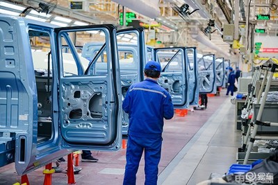 引領(lǐng)商用車(chē)新能源技術(shù)革新 時(shí)代汽車(chē)首款半固態(tài)電池卡車(chē)全景展示